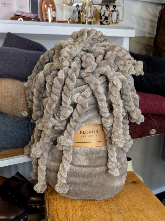 Kuscheln Sie sich in pure Gemütlichkeit: Samtweiche großzügige 150x200cm Decke in Taupe  mit voluminösen Bommeln - ein Hingucker in jedem Wohnzimmer!