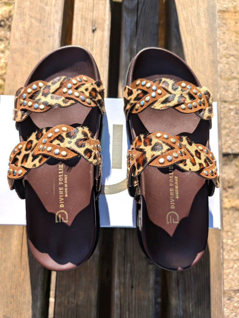 Hochwertige Ledersandalen mit Nieten und charaktervollem Kuhfell in Leo-Optik Farbkombination Beige Braun Schwarz – für jeden Stil die passende Wahl!