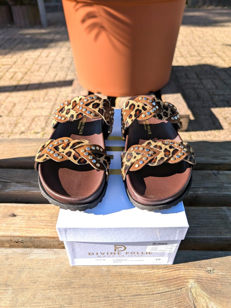 Hochwertige Ledersandalen mit Nieten und charaktervollem Kuhfell in Leo-Optik Farbkombination Beige Braun Schwarz – für jeden Stil die passende Wahl!