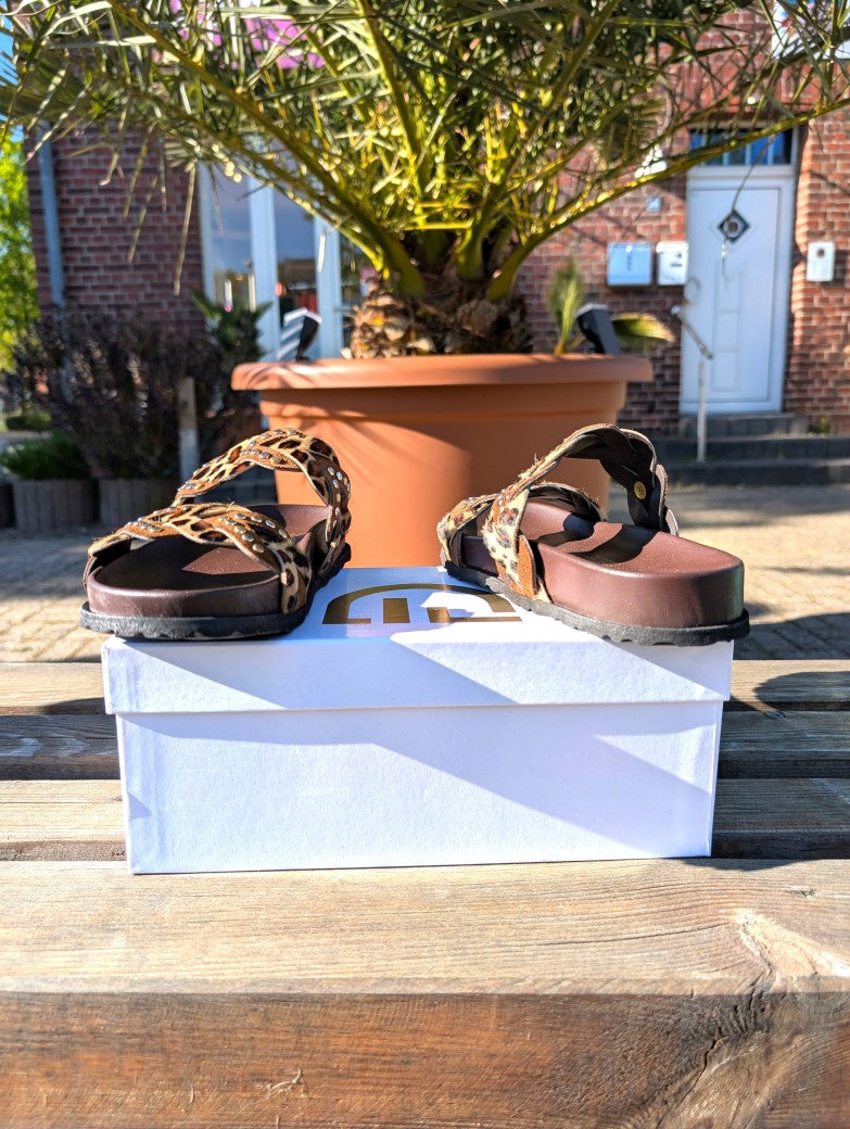 Hochwertige Ledersandalen mit Nieten und charaktervollem Kuhfell in Leo-Optik Farbkombination Beige Braun Schwarz – für jeden Stil die passende Wahl!