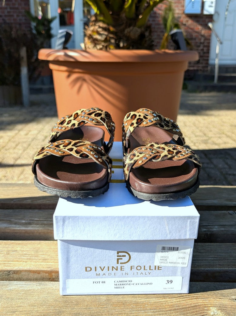 Hochwertige Ledersandalen mit Nieten und charaktervollem Kuhfell in Leo-Optik Farbkombination Beige Braun Schwarz – für jeden Stil die passende Wahl!