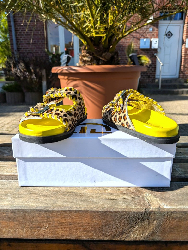 Hochwertige Ledersandalen mit gelber Innensohle und charaktervollem Kuhfell in Leo-Optik Farbkombination Beige Braun Schwarz – für jeden Stil die passende Wahl!