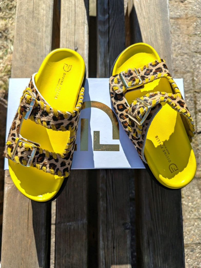 Hochwertige Ledersandalen mit gelber Innensohle und charaktervollem Kuhfell in Leo-Optik Farbkombination Beige Braun Schwarz – für jeden Stil die passende Wahl!