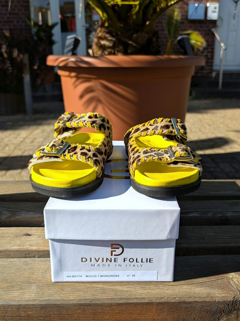 Hochwertige Ledersandalen mit gelber Innensohle und charaktervollem Kuhfell in Leo-Optik Farbkombination Beige Braun Schwarz – für jeden Stil die passende Wahl!