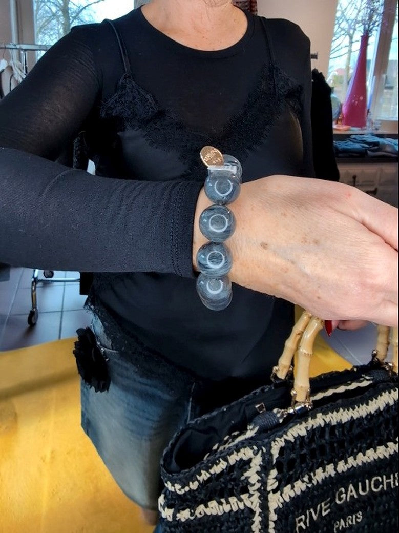 Zeigen Sie Ihre Persönlichkeit mit unserem großartigen elastischem Armband mit dicken Perlen aus Acryl und Kupfer in Perlmutt Grau Blau Gold!
