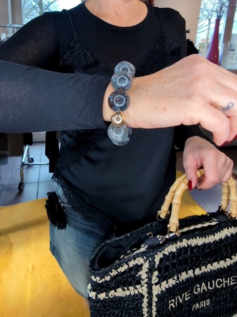 Zeigen Sie Ihre Persönlichkeit mit unserem großartigen elastischem Armband mit dicken Perlen aus Acryl und Kupfer in Perlmutt Grau Blau Gold!