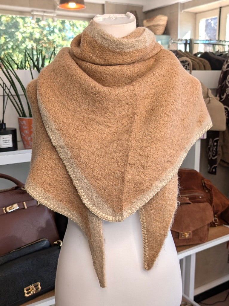 Eleganter Dreiecksschal aus flauschiger Viskose in Camel Braun mit Beige - vielseitige Styling-Möglichkeiten als Schal, Schultertuch oder modisches Accessoire.
