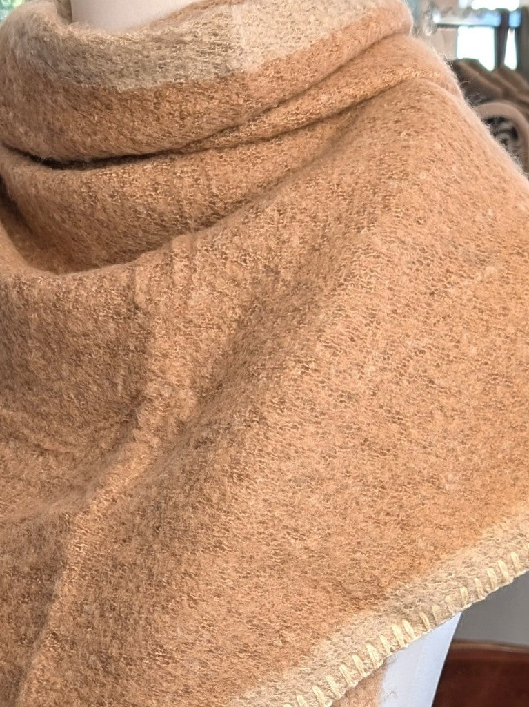 Eleganter Dreiecksschal aus flauschiger Viskose in Camel Braun mit Beige - vielseitige Styling-Möglichkeiten als Schal, Schultertuch oder modisches Accessoire.