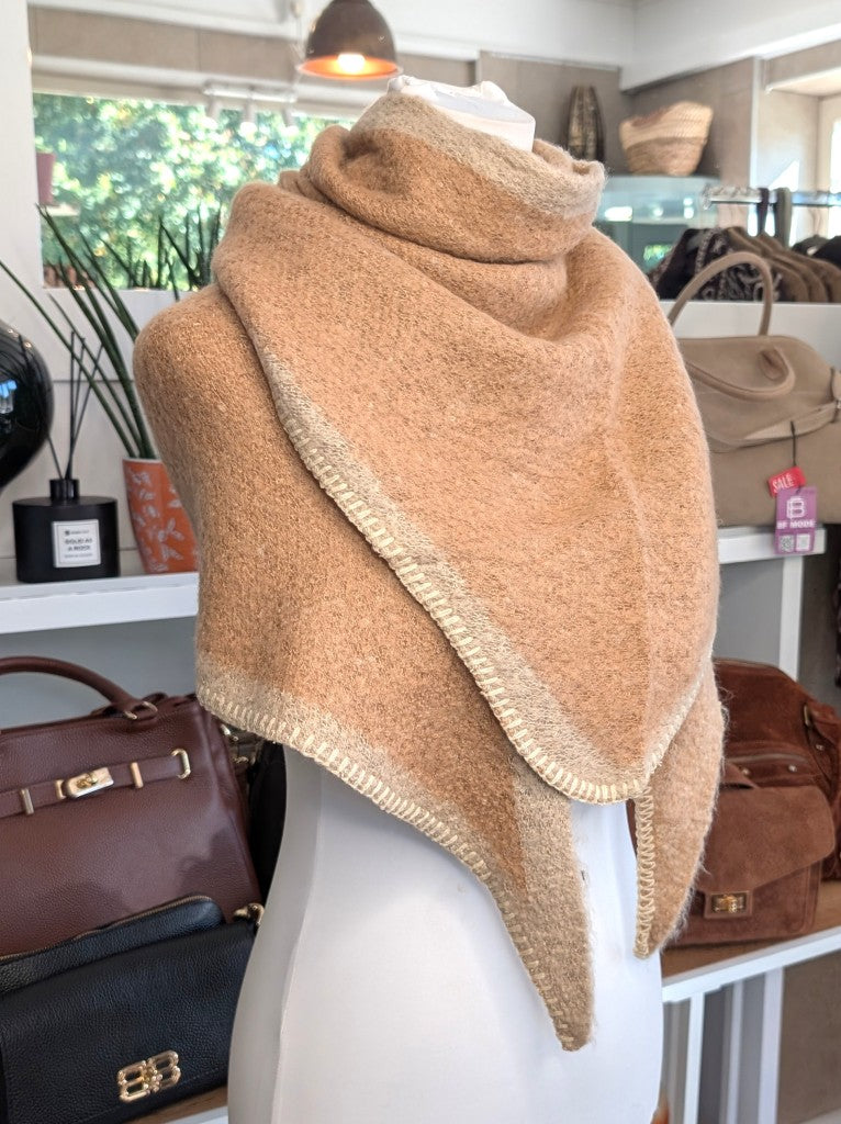 Eleganter Dreiecksschal aus flauschiger Viskose in Camel Braun mit Beige - vielseitige Styling-Möglichkeiten als Schal, Schultertuch oder modisches Accessoire.