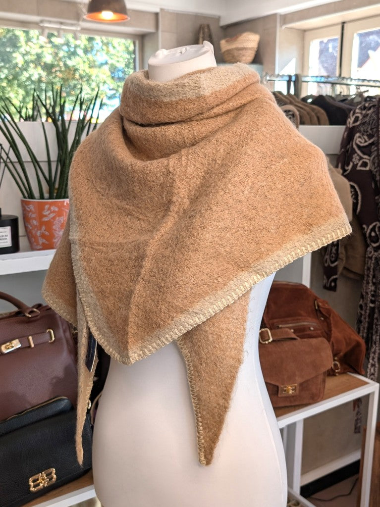 Eleganter Dreiecksschal aus flauschiger Viskose in Camel Braun mit Beige - vielseitige Styling-Möglichkeiten als Schal, Schultertuch oder modisches Accessoire.