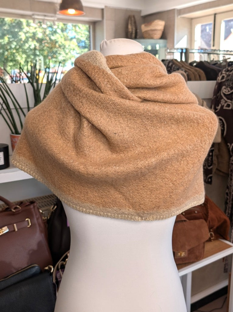 Eleganter Dreiecksschal aus flauschiger Viskose in Camel Braun mit Beige - vielseitige Styling-Möglichkeiten als Schal, Schultertuch oder modisches Accessoire.