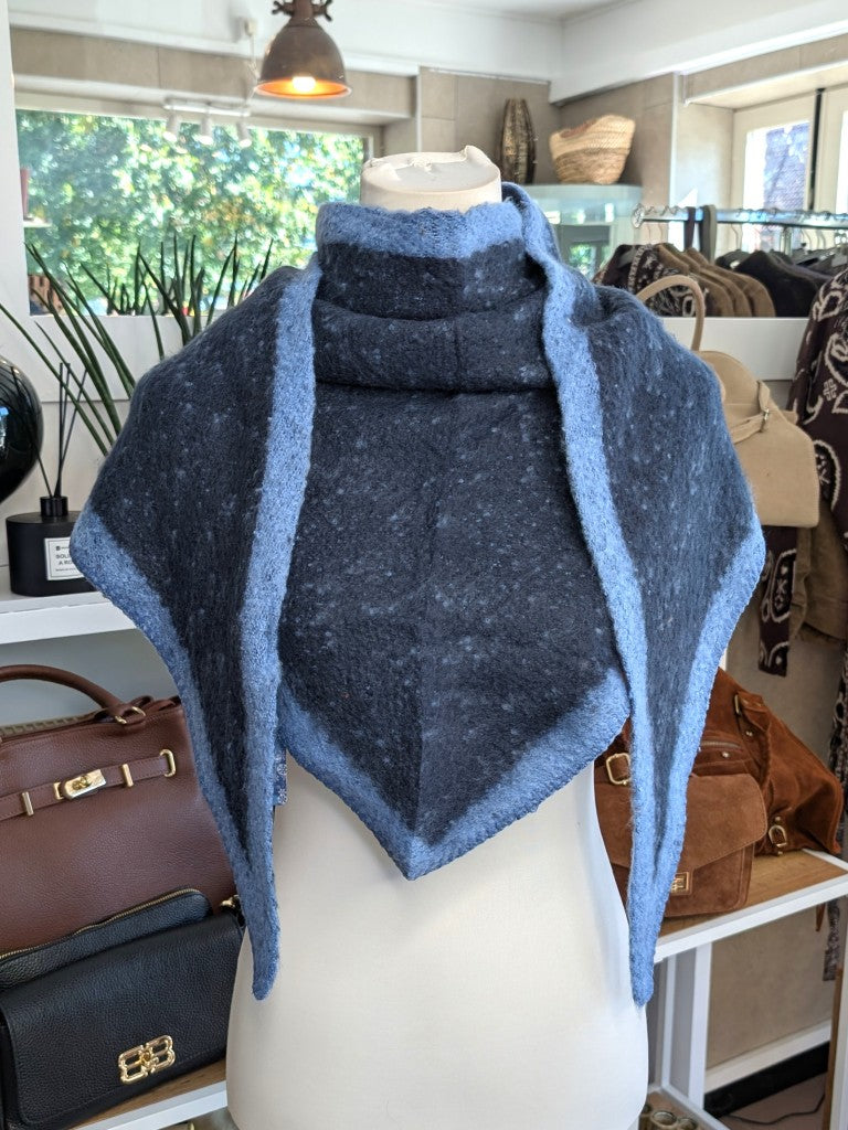 Eleganter Dreiecksschal aus flauschiger Viskose in Blau mit Hellblau - vielseitige Styling-Möglichkeiten als Schal, Schultertuch oder modisches Accessoire.