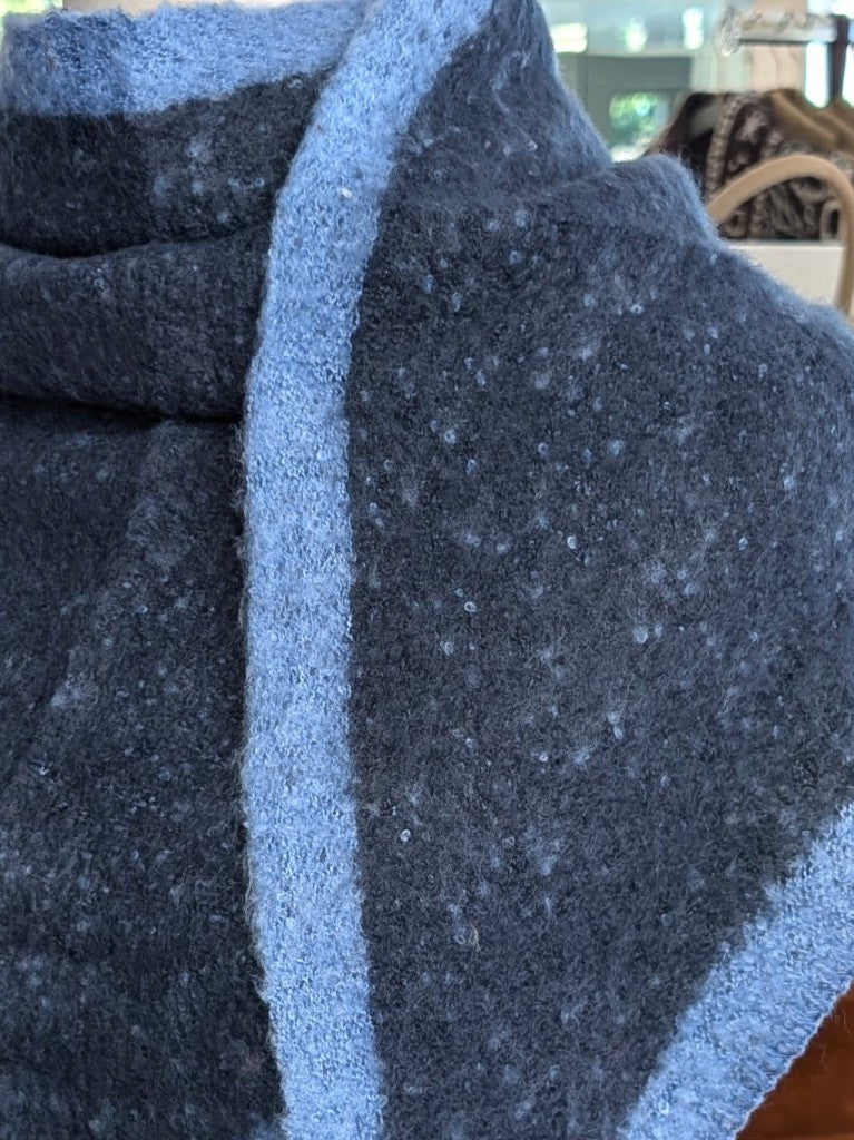 Eleganter Dreiecksschal aus flauschiger Viskose in Blau mit Hellblau - vielseitige Styling-Möglichkeiten als Schal, Schultertuch oder modisches Accessoire.