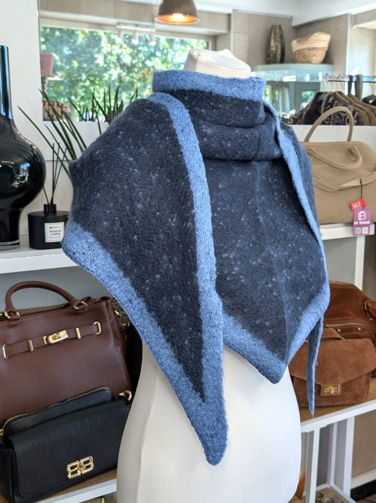 Eleganter Dreiecksschal aus flauschiger Viskose in Blau mit Hellblau - vielseitige Styling-Möglichkeiten als Schal, Schultertuch oder modisches Accessoire.