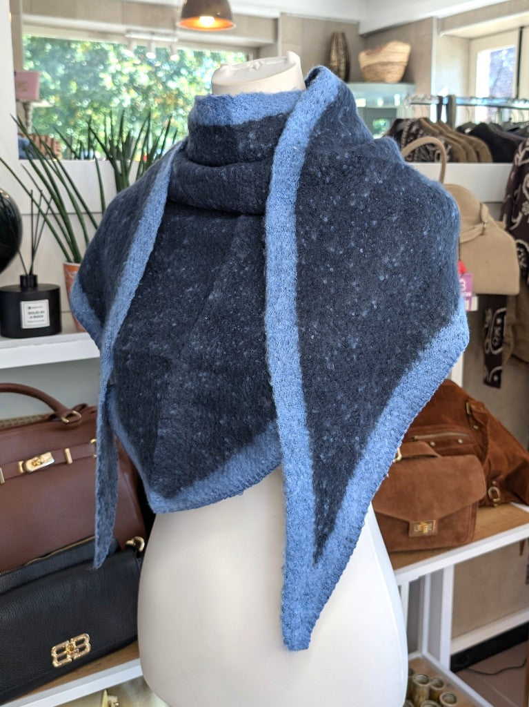 Eleganter Dreiecksschal aus flauschiger Viskose in Blau mit Hellblau - vielseitige Styling-Möglichkeiten als Schal, Schultertuch oder modisches Accessoire.