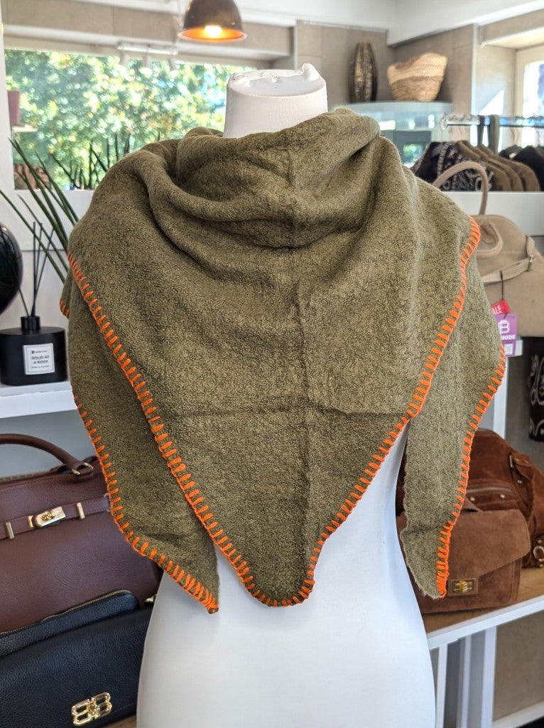 Eleganter Dreiecksschal aus flauschiger Viskose in Khaki Grün mit Orange - vielseitige Styling-Möglichkeiten als Schal, Schultertuch oder modisches Accessoire.