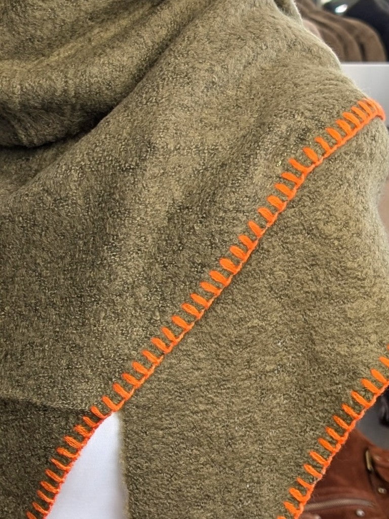 Eleganter Dreiecksschal aus flauschiger Viskose in Khaki Grün mit Orange - vielseitige Styling-Möglichkeiten als Schal, Schultertuch oder modisches Accessoire.