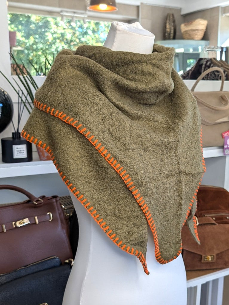 Eleganter Dreiecksschal aus flauschiger Viskose in Khaki Grün mit Orange - vielseitige Styling-Möglichkeiten als Schal, Schultertuch oder modisches Accessoire.