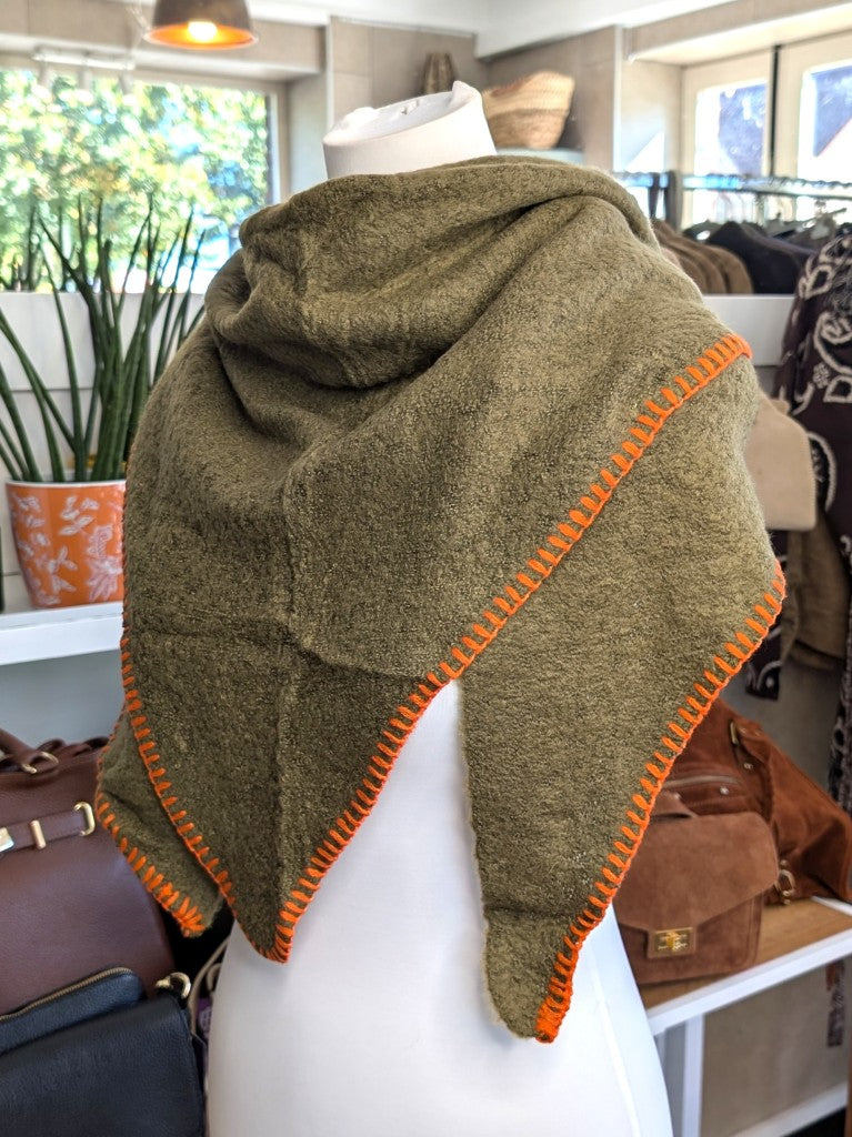 Eleganter Dreiecksschal aus flauschiger Viskose in Khaki Grün mit Orange - vielseitige Styling-Möglichkeiten als Schal, Schultertuch oder modisches Accessoire.