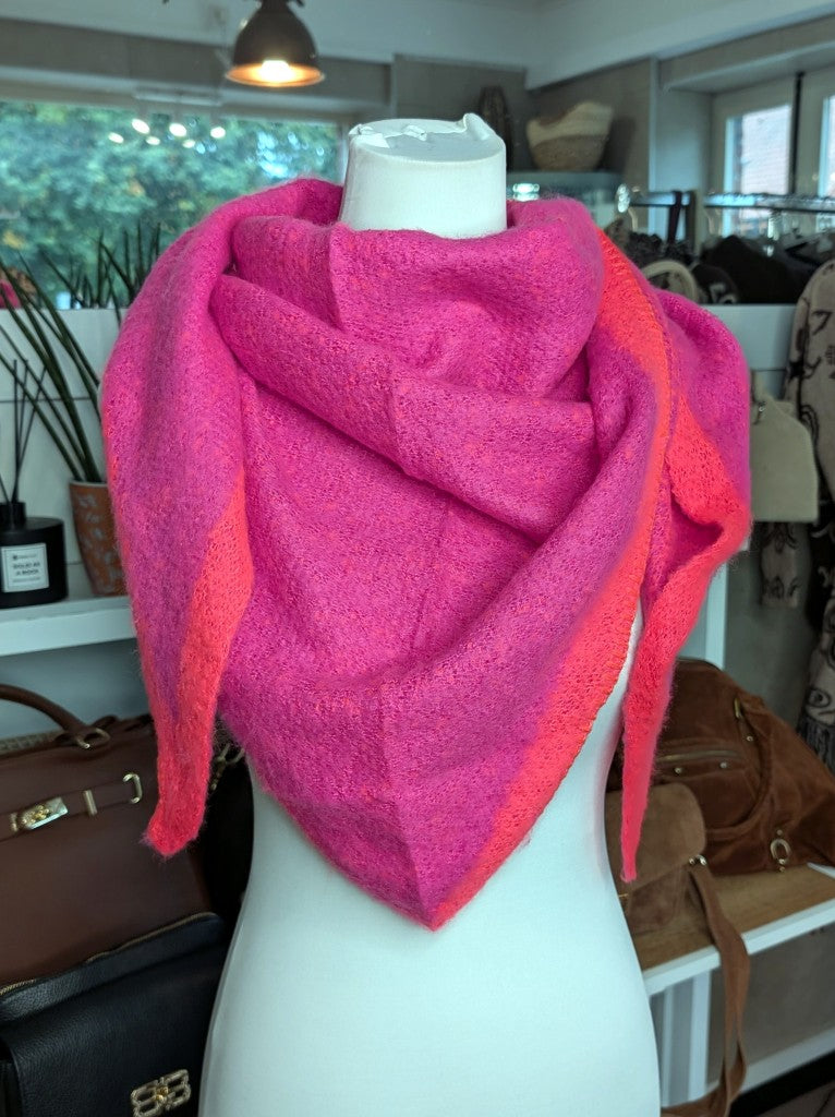 Eleganter Dreiecksschal aus flauschiger Viskose in Pink mit Neon Orange - vielseitige Styling-Möglichkeiten als Schal, Schultertuch oder modisches Accessoire.