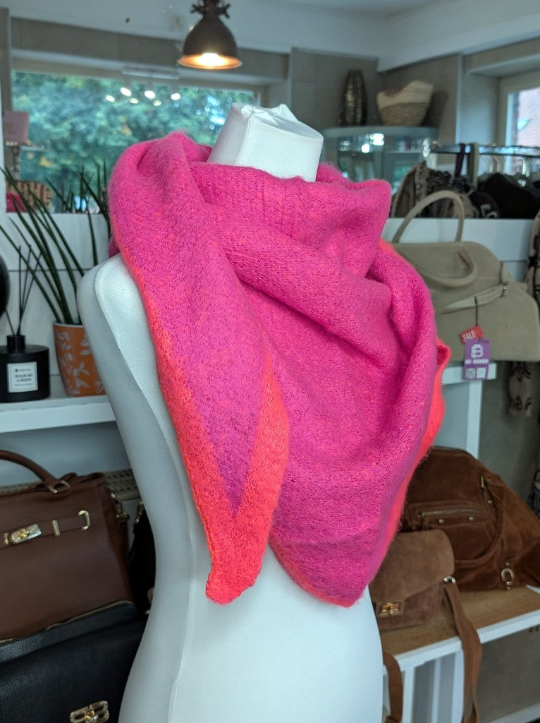 Eleganter Dreiecksschal aus flauschiger Viskose in Pink mit Neon Orange - vielseitige Styling-Möglichkeiten als Schal, Schultertuch oder modisches Accessoire.