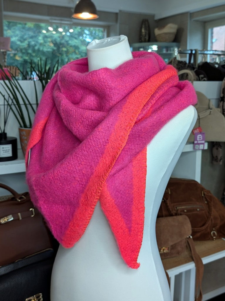 Eleganter Dreiecksschal aus flauschiger Viskose in Pink mit Neon Orange - vielseitige Styling-Möglichkeiten als Schal, Schultertuch oder modisches Accessoire.