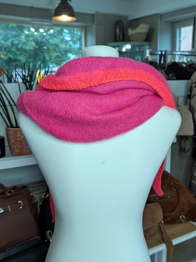 Eleganter Dreiecksschal aus flauschiger Viskose in Pink mit Neon Orange - vielseitige Styling-Möglichkeiten als Schal, Schultertuch oder modisches Accessoire.