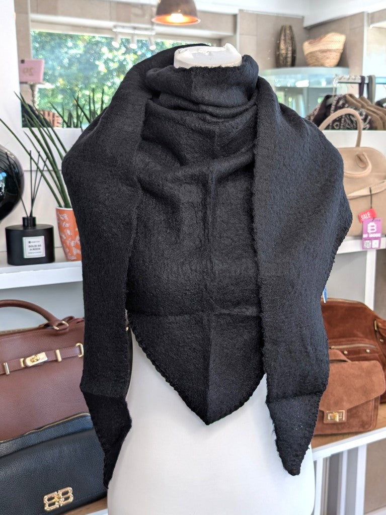 Eleganter Dreiecksschal aus flauschiger Viskose in klassischem Schwarz - vielseitige Styling-Möglichkeiten als Schal, Schultertuch oder modisches Accessoire.
