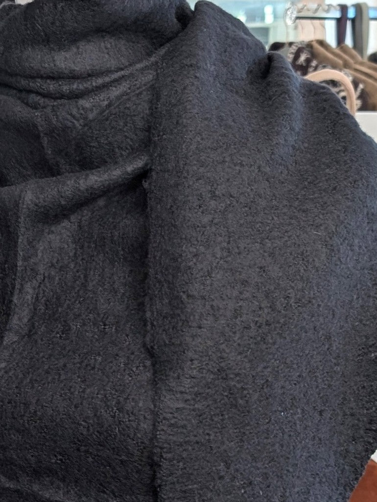Eleganter Dreiecksschal aus flauschiger Viskose in klassischem Schwarz - vielseitige Styling-Möglichkeiten als Schal, Schultertuch oder modisches Accessoire.
