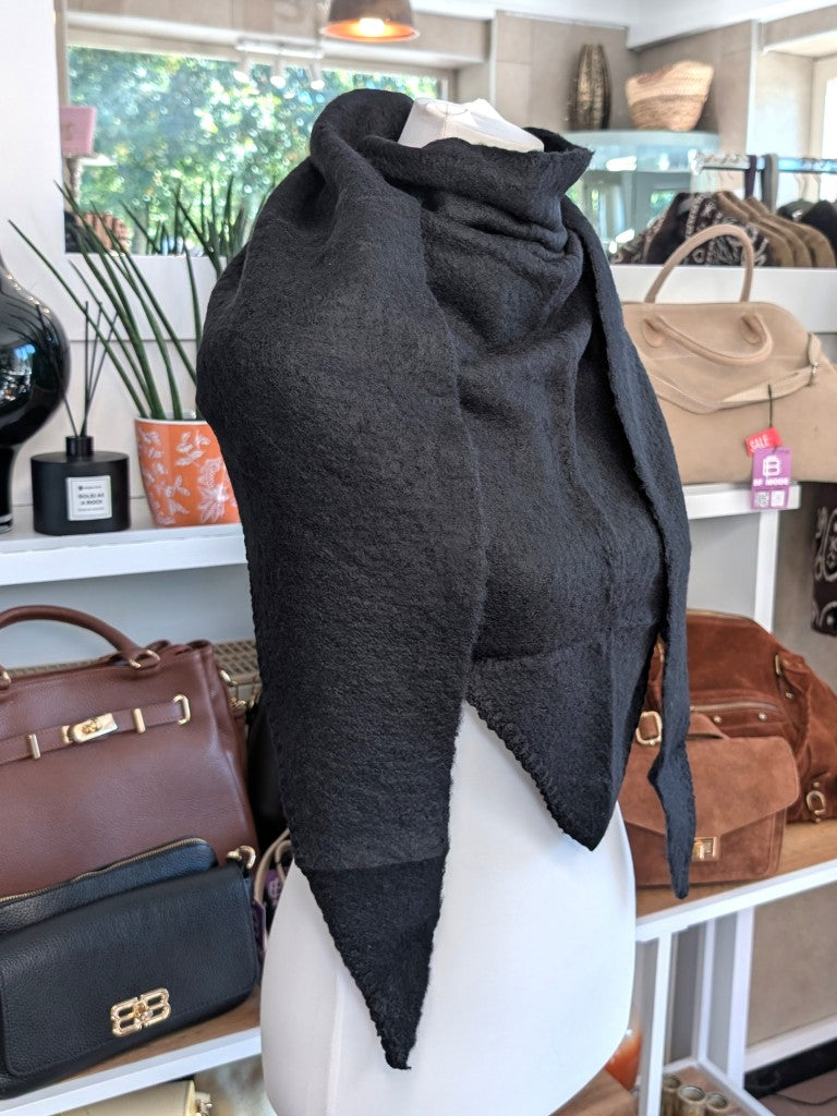 Eleganter Dreiecksschal aus flauschiger Viskose in klassischem Schwarz - vielseitige Styling-Möglichkeiten als Schal, Schultertuch oder modisches Accessoire.