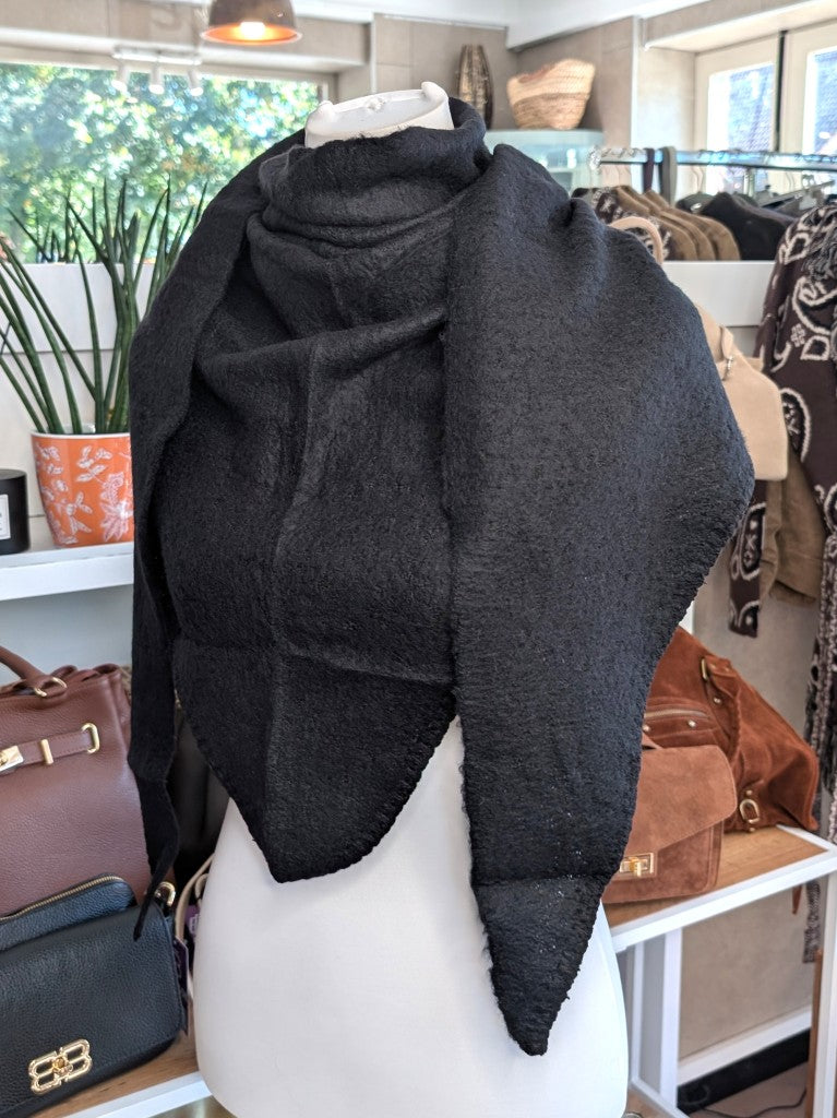 Eleganter Dreiecksschal aus flauschiger Viskose in klassischem Schwarz - vielseitige Styling-Möglichkeiten als Schal, Schultertuch oder modisches Accessoire.