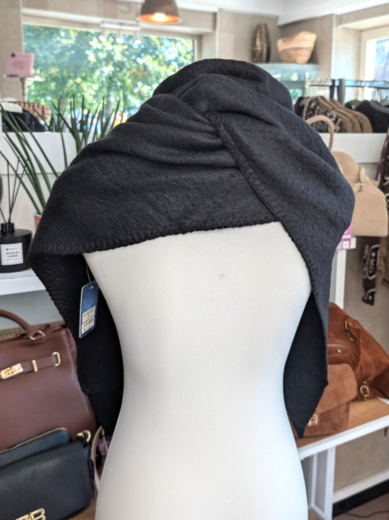 Eleganter Dreiecksschal aus flauschiger Viskose in klassischem Schwarz - vielseitige Styling-Möglichkeiten als Schal, Schultertuch oder modisches Accessoire.