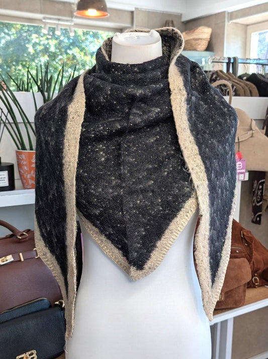 Eleganter Dreiecksschal aus flauschiger Viskose in Schwarz mit Beige - vielseitige Styling-Möglichkeiten als Schal, Schultertuch oder modisches Accessoire.
