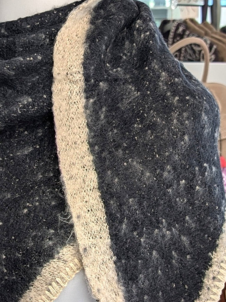 Eleganter Dreiecksschal aus flauschiger Viskose in Schwarz mit Beige - vielseitige Styling-Möglichkeiten als Schal, Schultertuch oder modisches Accessoire.