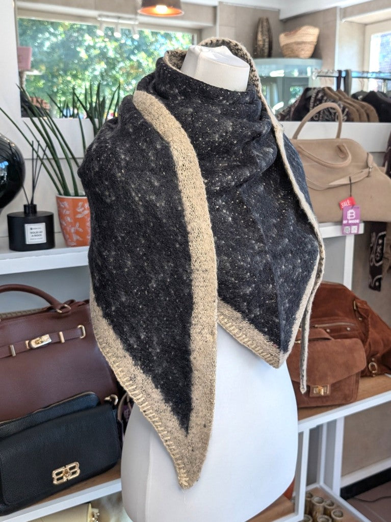 Eleganter Dreiecksschal aus flauschiger Viskose in Schwarz mit Beige - vielseitige Styling-Möglichkeiten als Schal, Schultertuch oder modisches Accessoire.