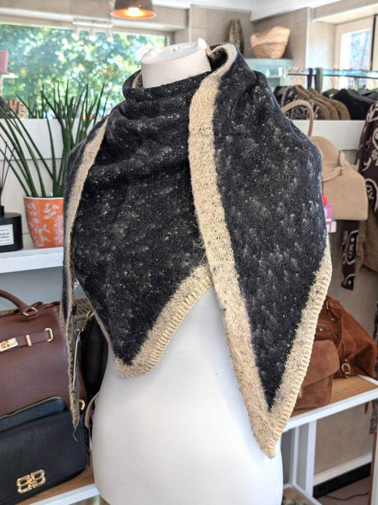 Eleganter Dreiecksschal aus flauschiger Viskose in Schwarz mit Beige - vielseitige Styling-Möglichkeiten als Schal, Schultertuch oder modisches Accessoire.