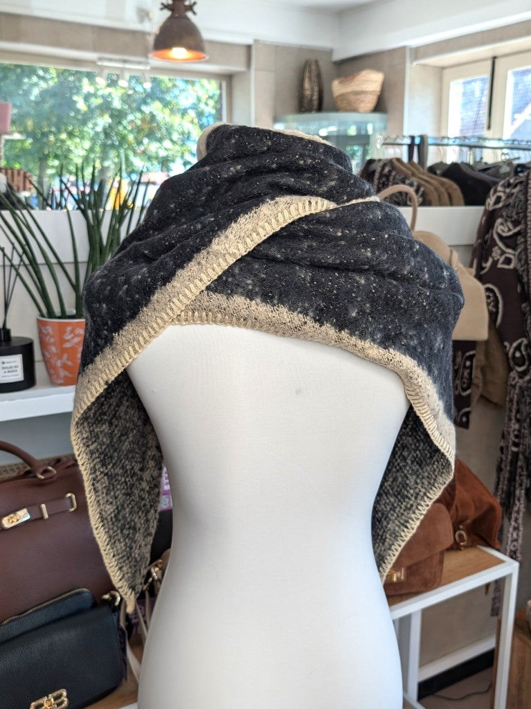 Eleganter Dreiecksschal aus flauschiger Viskose in Schwarz mit Beige - vielseitige Styling-Möglichkeiten als Schal, Schultertuch oder modisches Accessoire.