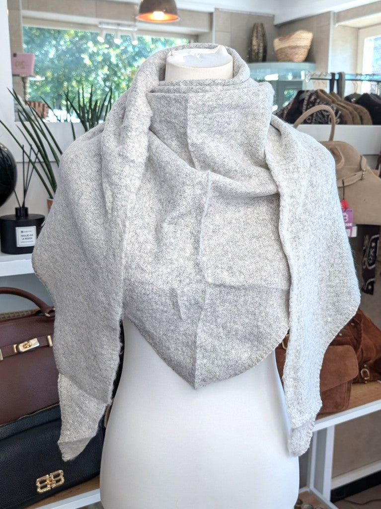 Eleganter Dreiecksschal aus flauschiger Viskose elegantem Silber Grau - vielseitige Styling-Möglichkeiten als Schal, Schultertuch oder modisches Accessoire.
