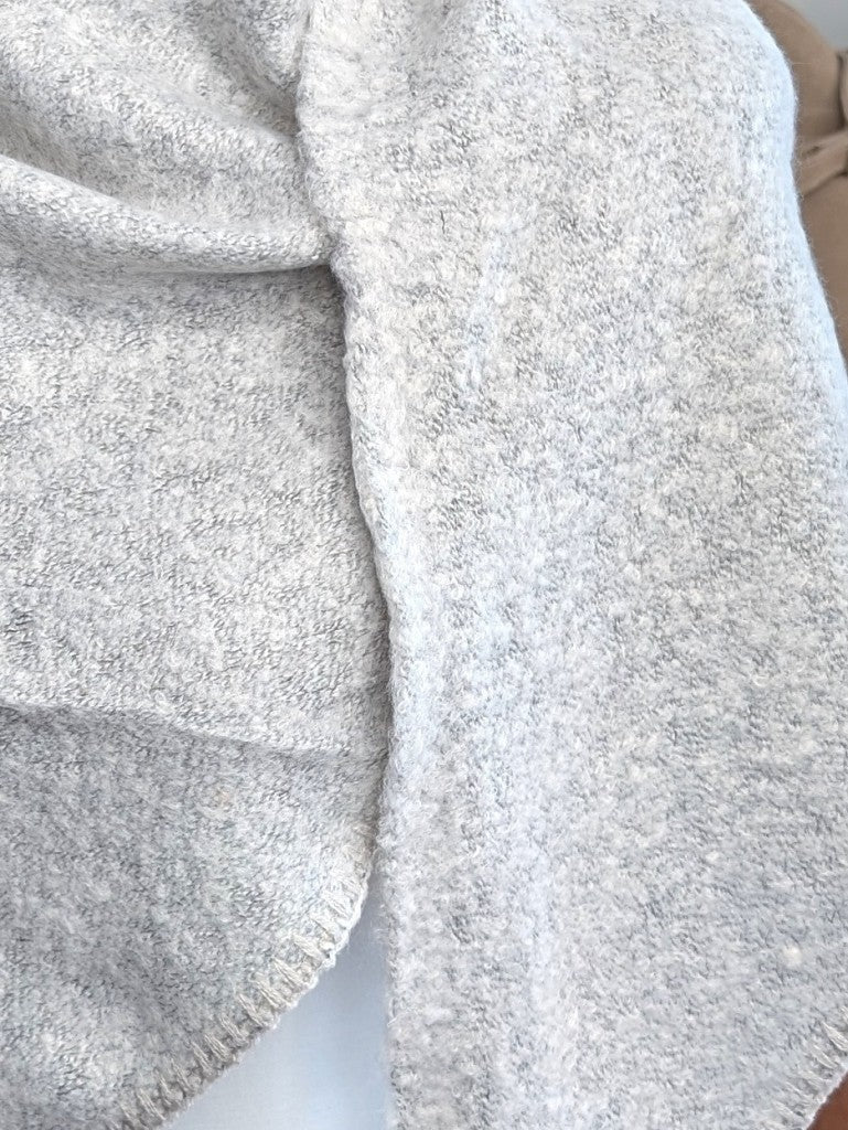 Eleganter Dreiecksschal aus flauschiger Viskose elegantem Silber Grau - vielseitige Styling-Möglichkeiten als Schal, Schultertuch oder modisches Accessoire.