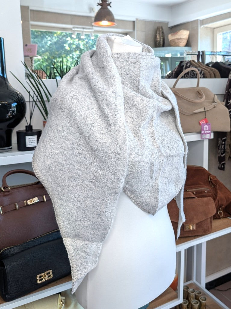 Eleganter Dreiecksschal aus flauschiger Viskose elegantem Silber Grau - vielseitige Styling-Möglichkeiten als Schal, Schultertuch oder modisches Accessoire.