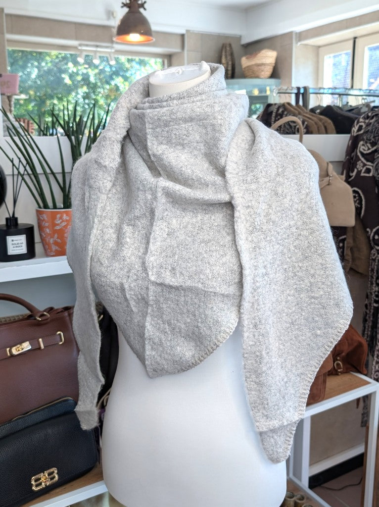Eleganter Dreiecksschal aus flauschiger Viskose elegantem Silber Grau - vielseitige Styling-Möglichkeiten als Schal, Schultertuch oder modisches Accessoire.