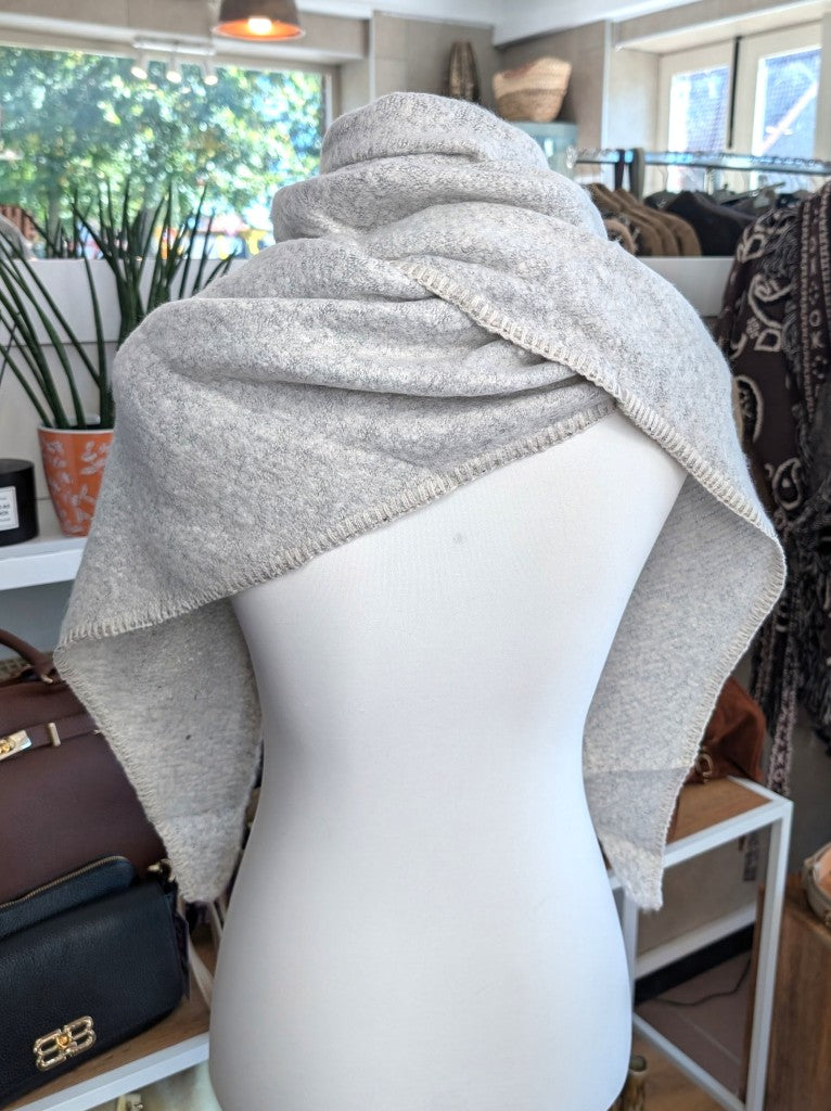 Eleganter Dreiecksschal aus flauschiger Viskose elegantem Silber Grau - vielseitige Styling-Möglichkeiten als Schal, Schultertuch oder modisches Accessoire.