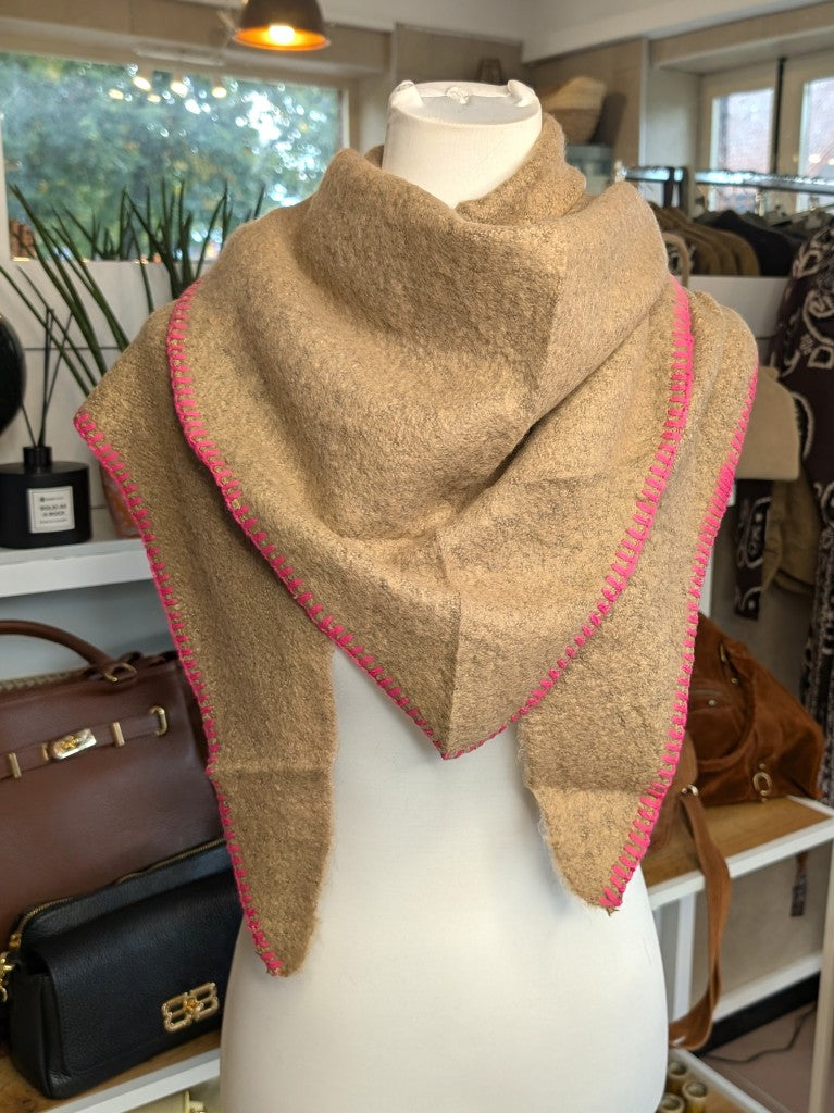 Eleganter Dreiecksschal aus flauschiger Viskose in Taupe mit Neon Pink - vielseitige Styling-Möglichkeiten als Schal, Schultertuch oder modisches Accessoire.