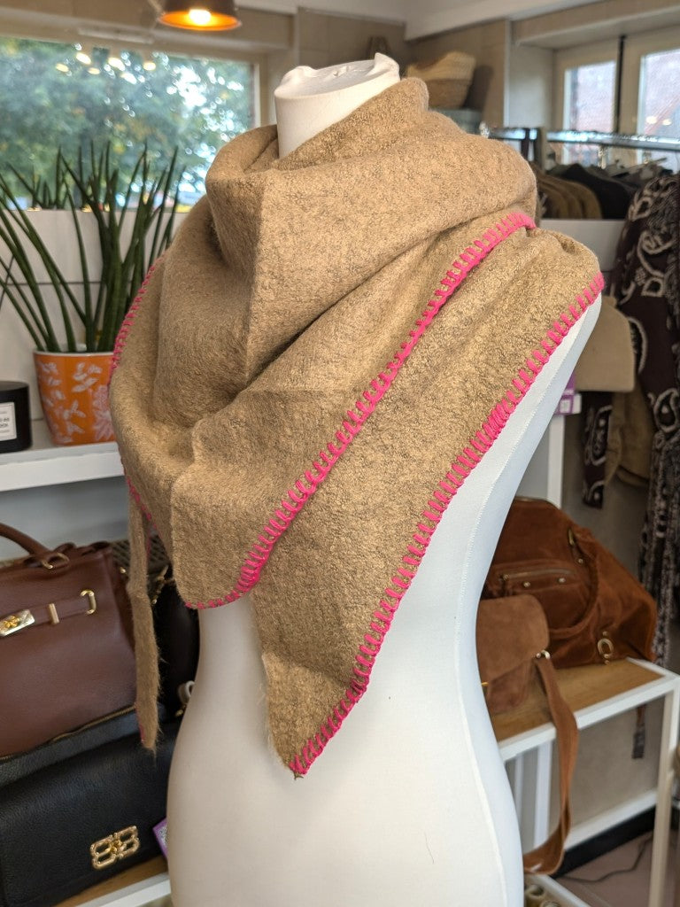 Eleganter Dreiecksschal aus flauschiger Viskose in Taupe mit Neon Pink - vielseitige Styling-Möglichkeiten als Schal, Schultertuch oder modisches Accessoire.