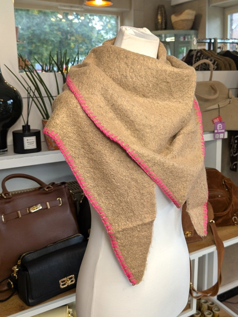 Eleganter Dreiecksschal aus flauschiger Viskose in Taupe mit Neon Pink - vielseitige Styling-Möglichkeiten als Schal, Schultertuch oder modisches Accessoire.
