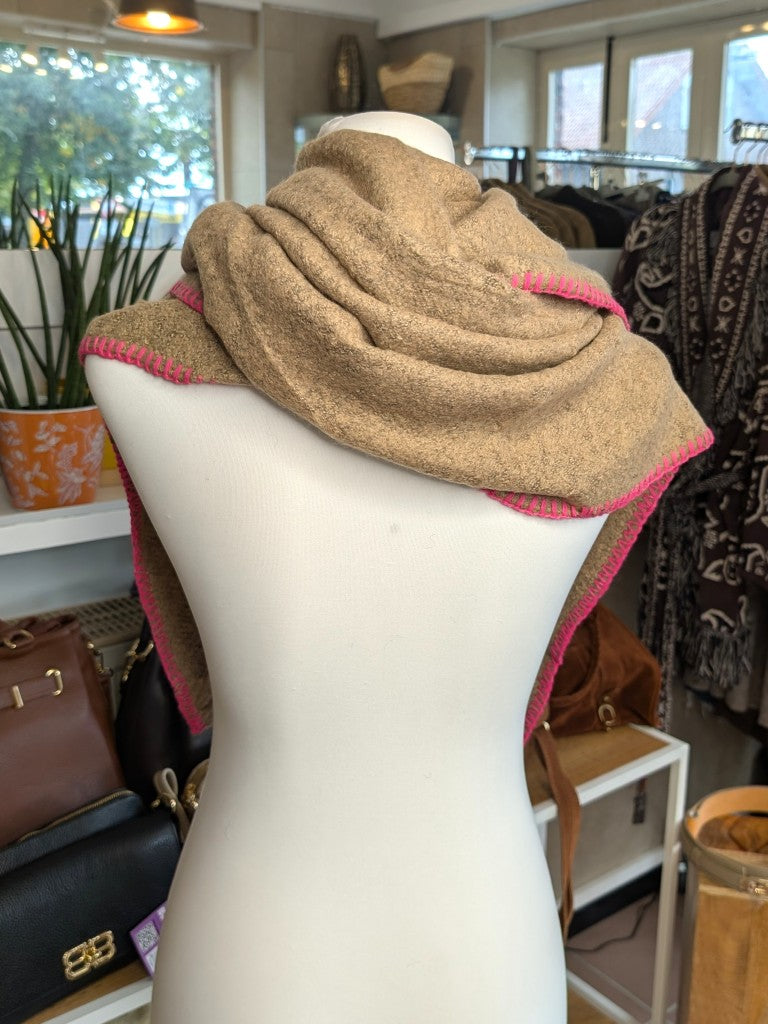 Eleganter Dreiecksschal aus flauschiger Viskose in Taupe mit Neon Pink - vielseitige Styling-Möglichkeiten als Schal, Schultertuch oder modisches Accessoire.