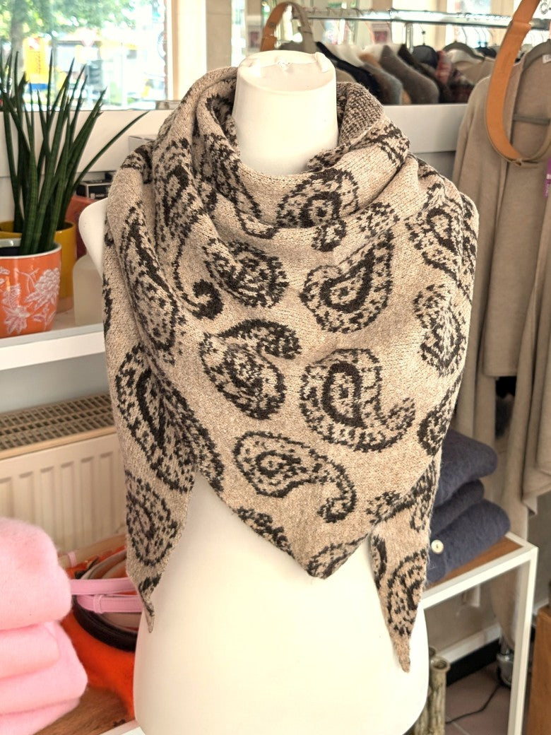 Elegantes Dreieckstuch mit Paisley-Muster Beige Schwarz 80% Viskose 20% Wolle. Perfekt für Übergangsjahreszeiten, stilvolles Accessoire zu verschiedene Outfits.
