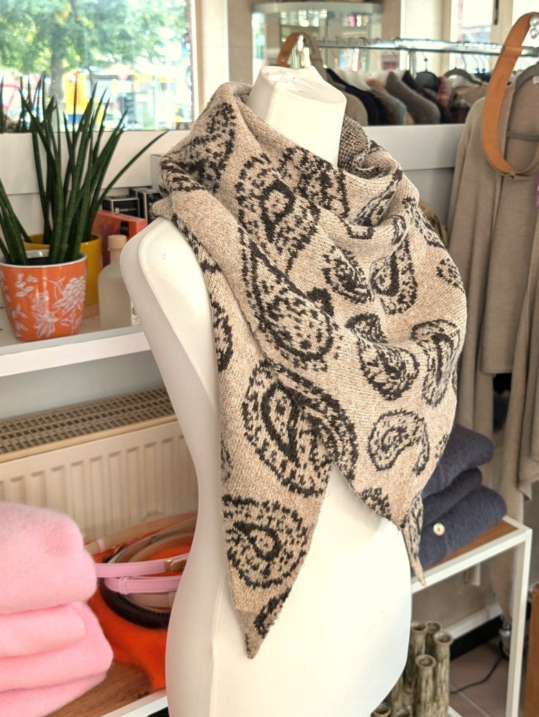 Elegantes Dreieckstuch mit Paisley-Muster Beige Schwarz 80% Viskose 20% Wolle. Perfekt für Übergangsjahreszeiten, stilvolles Accessoire zu verschiedene Outfits.