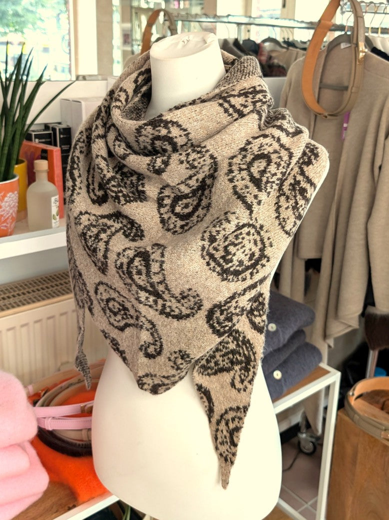 Elegantes Dreieckstuch mit Paisley-Muster Beige Schwarz 80% Viskose 20% Wolle. Perfekt für Übergangsjahreszeiten, stilvolles Accessoire zu verschiedene Outfits.