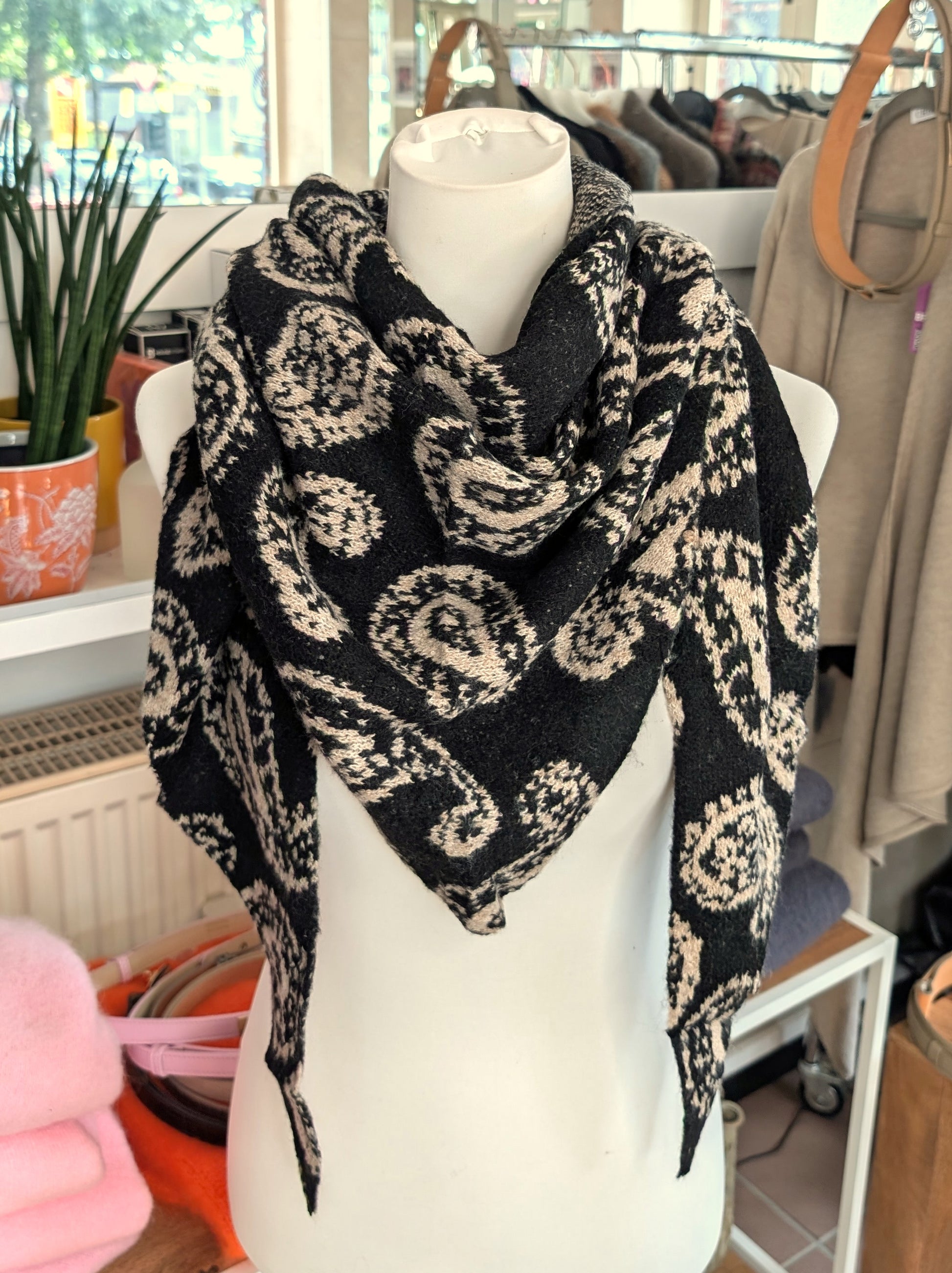 Elegantes Dreieckstuch mit Paisley-Muster Schwarz Beige 80% Viskose 20% Wolle. Perfekt für Übergangsjahreszeiten, stilvolles Accessoire zu verschiedene Outfits.